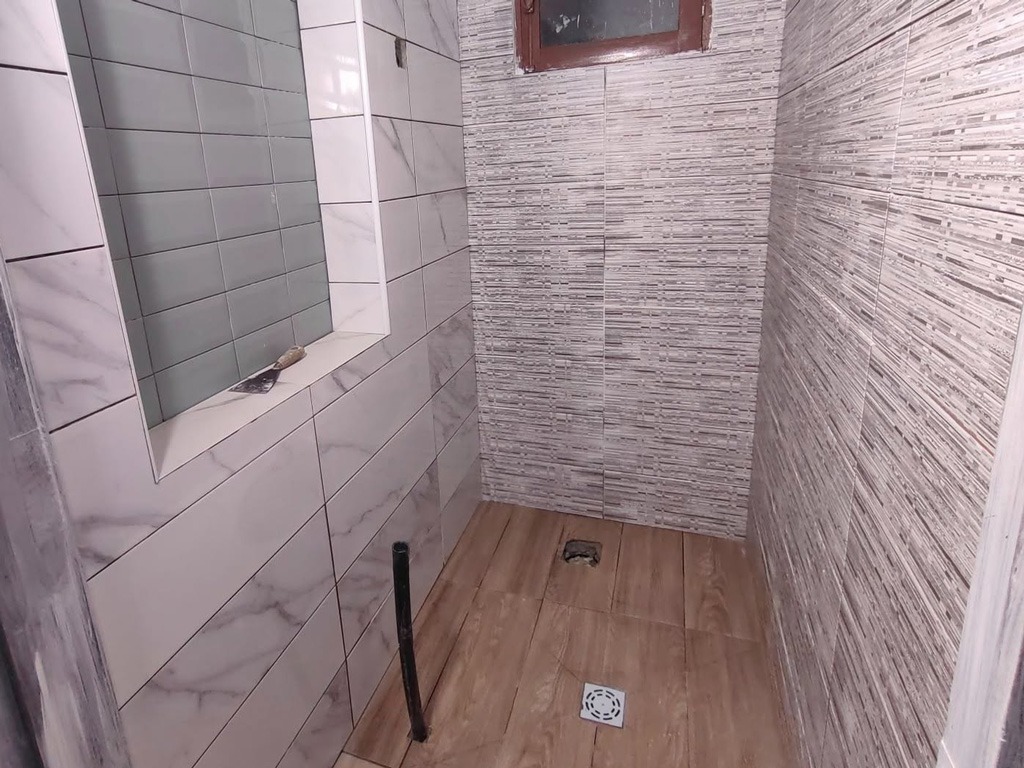 Colocação de chão flutuante e mosaicos pela Jefferson Zava Construções